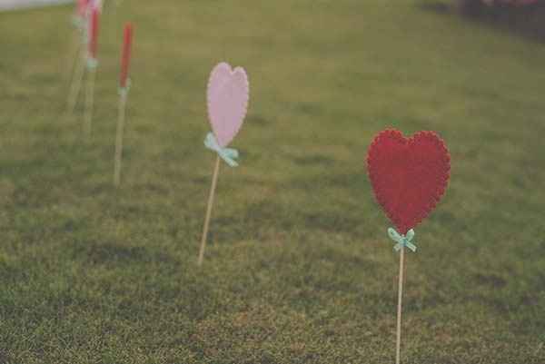 Corazones en el cesped