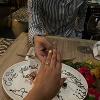 📸 Publica una foto mostrando su anillo de compromiso o alianza de boda - 1
