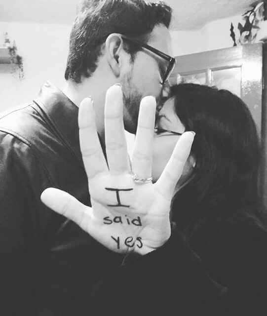 Cuál fue la primera foto con su anillo? y a quien se la enviaron?? - 1