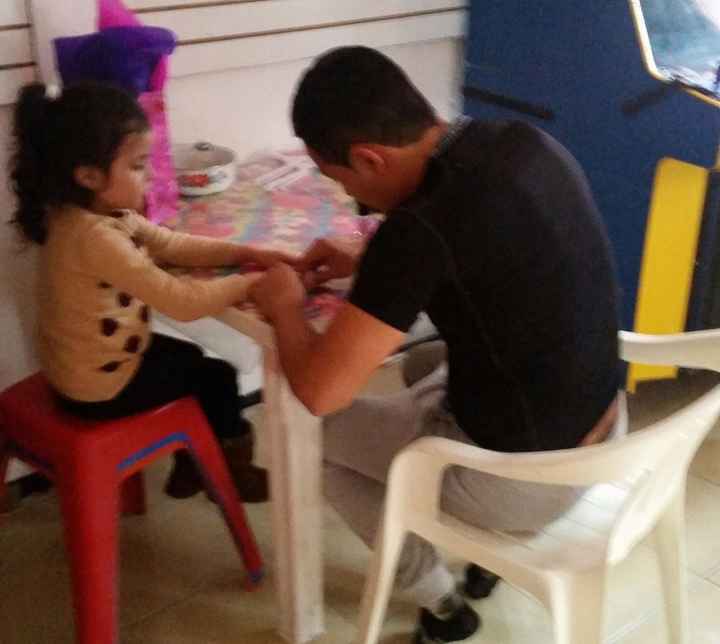 Aquí despintando las uñas de Sammy