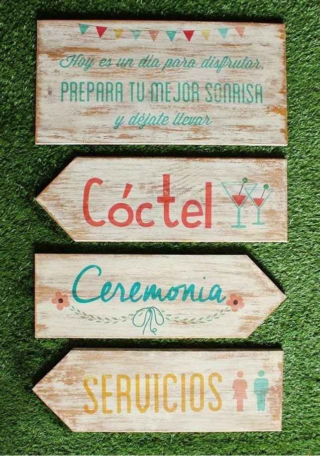 En pequeños carteles de bienvenida