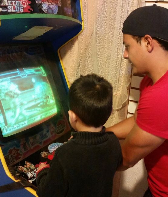 Jugando con el primito