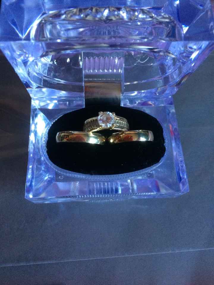 ¿Tienes foto de tu anillo o anillos SIN que estén en tu mano? - 1