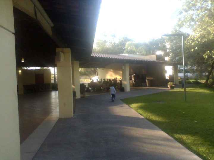 este es el pasillo que divide la terraza del jaridn