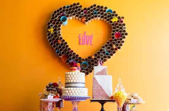 un corazon de rollos de carton