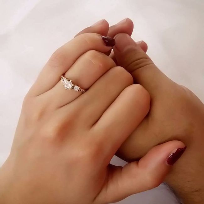 les enseño mi anillo de compromiso 