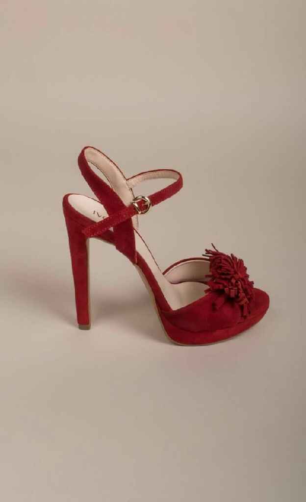 Zapatillas hermosas para ell gran día. - 2