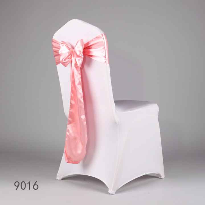 Sillas blancas lazo rosa