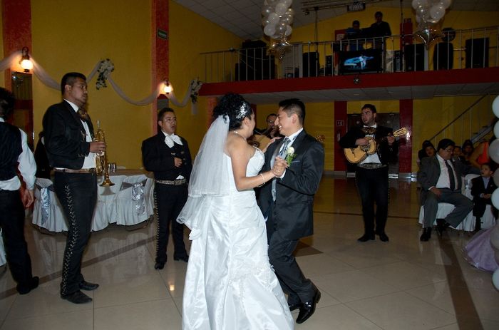 BAILANDO 