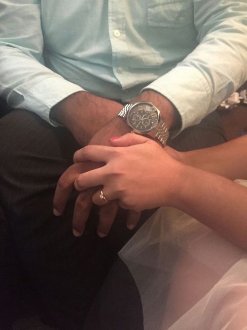 Presumiendo anillo y reloj