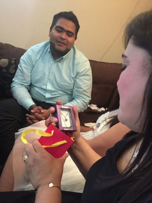 Mi mami con el regalito que Gerardo le llevó