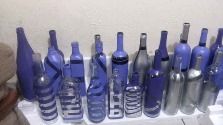 Botellas pintadas con trazos