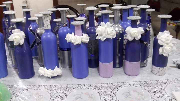 Botella decorada con portavela