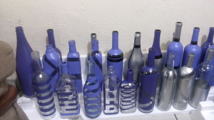 Botellas pintadas con trazos