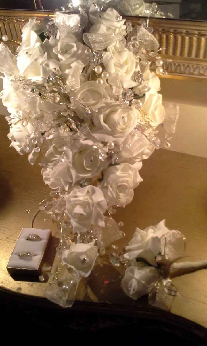 los anillos, el ramo y la boutoniere del novio