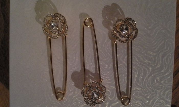 seguros o broches para el vestido