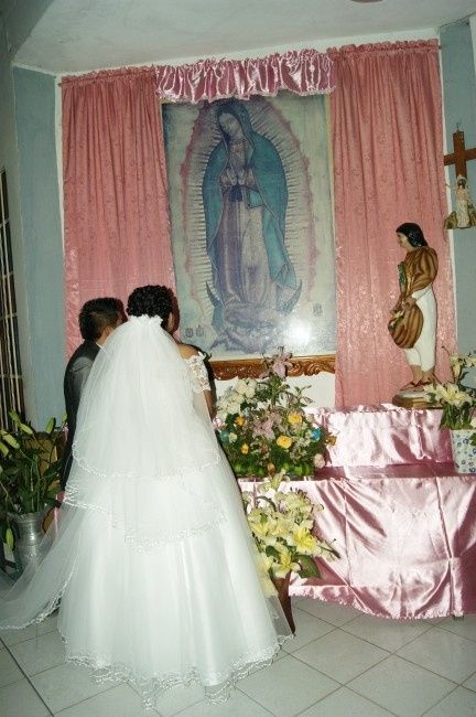 entregando ramo a la virgen