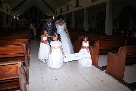 saliendo de la iglesia 