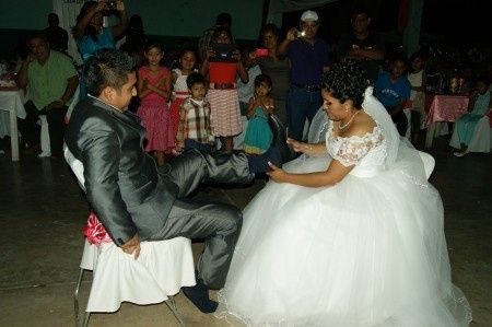 Poniendole los zapatos a mi esposo 