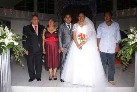 con sus papas  y abuelo