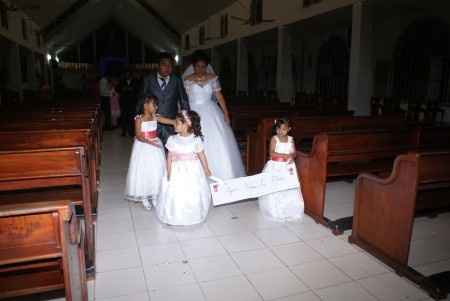 saliendo de la iglesia 