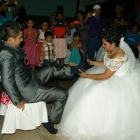 Poniendole los zapatos a mi esposo 