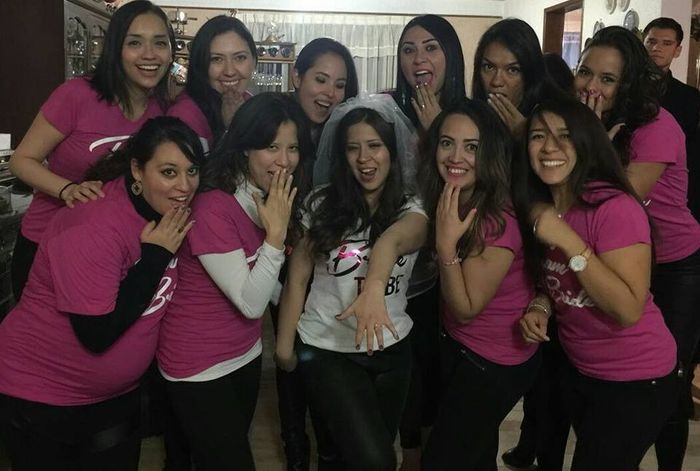 mira mis brazos , tatuajes? cuáles? a caso ves algo?