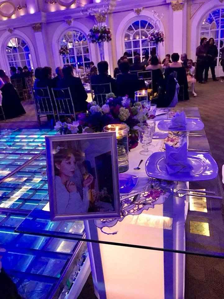 mi invitada de honor en la mesa principal, el retrato de mi mami en el día de su boda