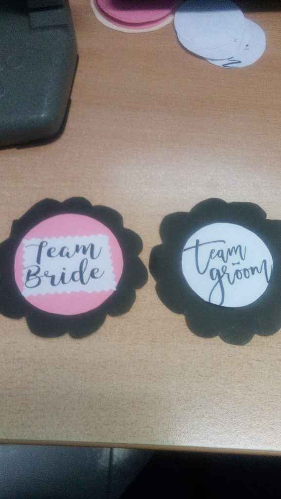 DISTINTIVOS QUE HICIMOS NOSOTROS CON CARTULINA Y SON PARA MIS AMIGAS Y LOS DE EL