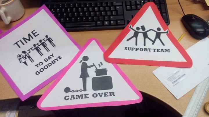 TAMBIÉN CON CARTULINA HICIMOS ALGUNOS LETRERILLOS PARA DECORAR