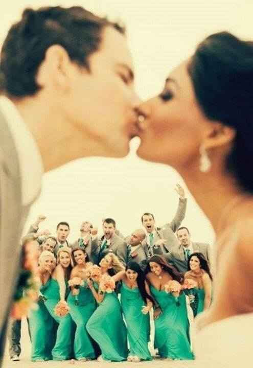 todos viendo el beso de los novios 