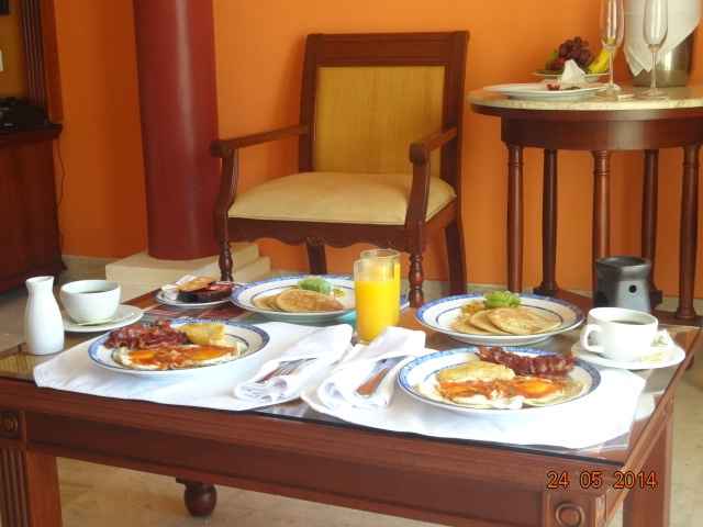 DESAYUNO A LA HABITACION