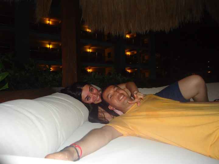 Cama al rededor de la alberca 