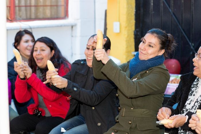 Aquí desvistiendo al plátano !!!