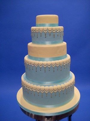 Exhibe un pastel artificial o de utilería