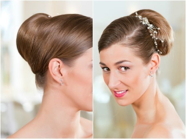Recogido alto enroscado con detalles florales.