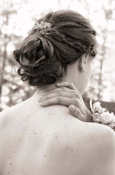 Recogido bajo con trenzas y broche.