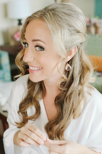 semirecogido con mechones rizados 