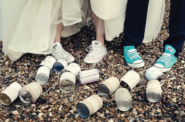 Tenis de los novios en dos colores diferentes.