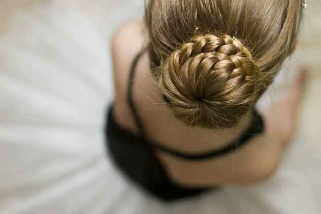 Rodete alto con trenzas enroscadas alrededor.