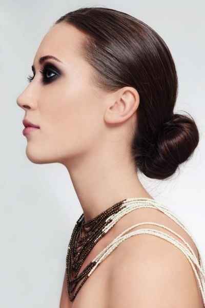 Recogido tirante bajo con raya en medio.