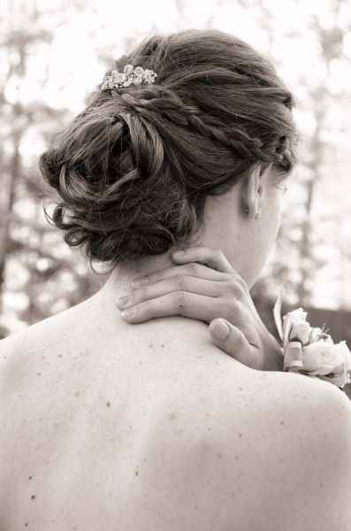 Recogido bajo con trenzas y broche.