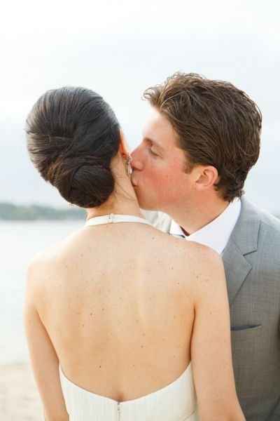 Moño formal bajo con tupé.