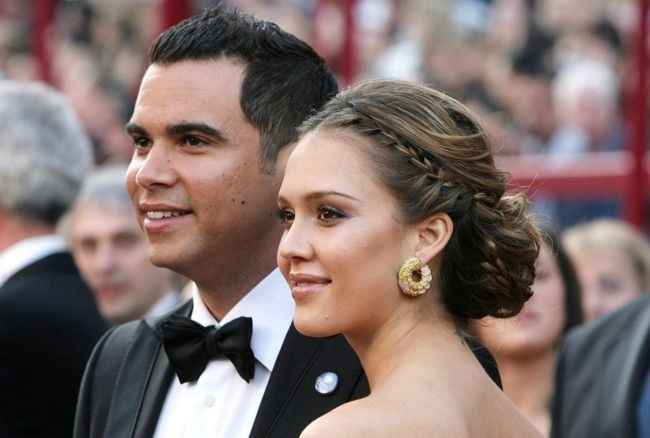 Jessica Alba luce un tocado con diadema de trenzas y moño.
