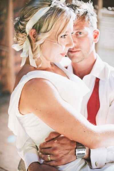 Recogido, cinta y mechones en rulos.