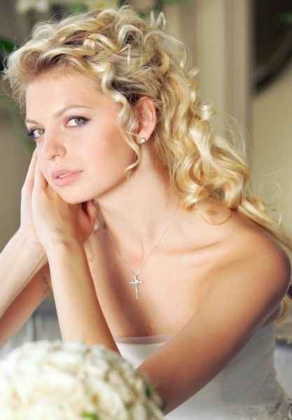 Semi recogido con onda media y mechones.