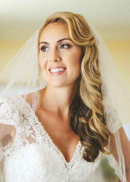 Un peinado Pin Up con onda gruesa peinada hacia un lado.