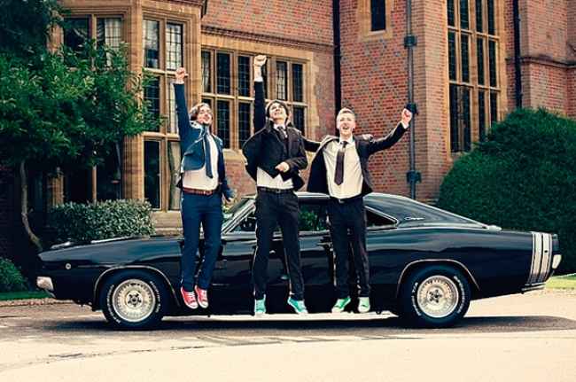 Divertida foto del novio y sus amigos en tenis de colores.