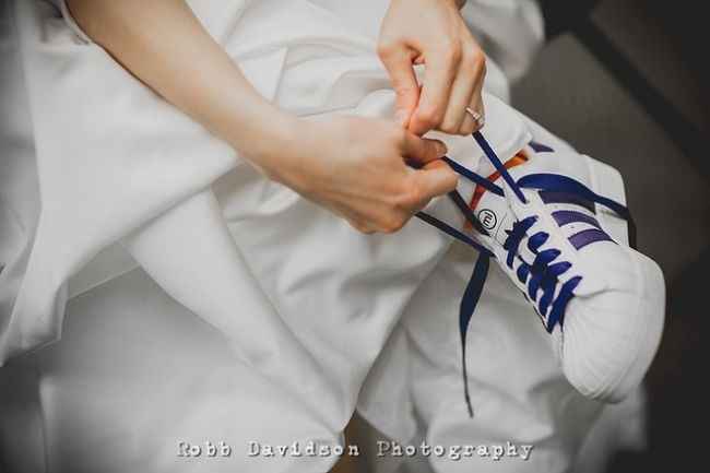 La novia cambiándose de calzado para estar más cómoda.