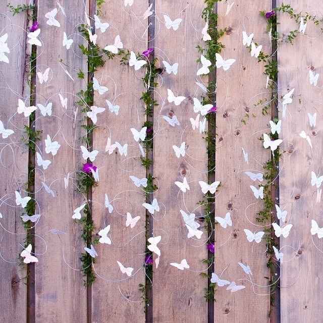 Seating para una boda hecho con mariposas de papel